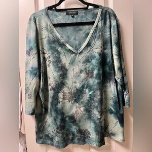 Karen Kane Tie-Dye Burnout Floral Print Shirttail Top. 1X